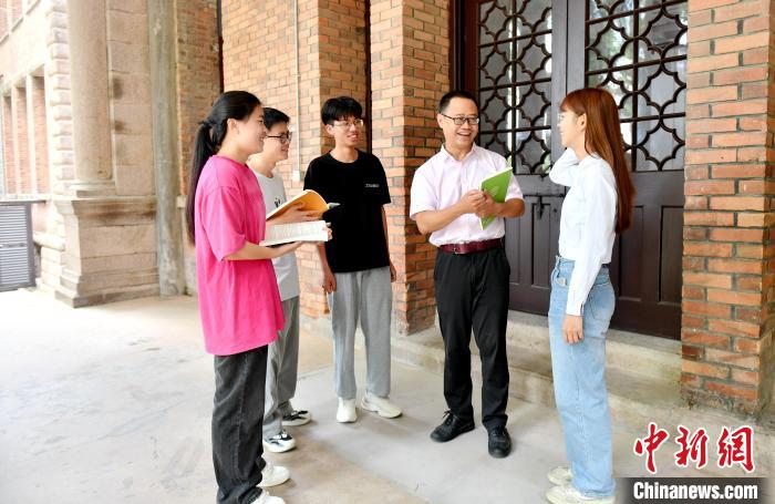 7月4日，臺灣教師陳昭志正在和學(xué)生交流。　呂明 攝