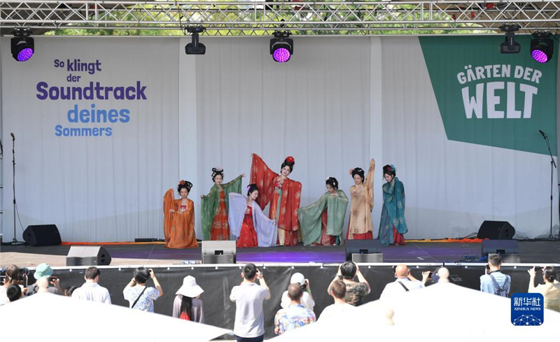 7月8日，在德國柏林世界公園，漢服愛好者進(jìn)行漢服展示。新華社記者 任鵬飛 攝