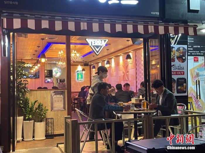 資料圖：韓國(guó)首爾市民在餐館用餐。 <a target='_blank' href='/' _fcksavedurl='/'><p  align=