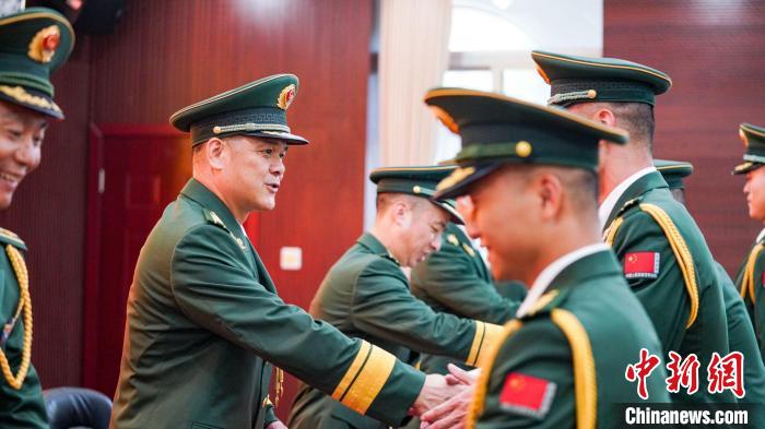 首長(zhǎng)為晉銜官兵頒發(fā)任命狀?！堨狭?攝