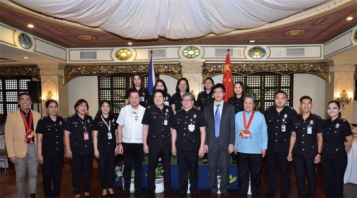 7月10日，菲律賓移民官員中文培訓(xùn)班在菲移民局總部正式開(kāi)班。中國(guó)駐菲律賓大使館供圖。