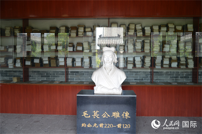 河間詩經(jīng)齋毛萇雕像。雕像后書櫥中陳列的是歷代各版本《詩經(jīng)》及譯本。 人民網(wǎng) 趙昭攝