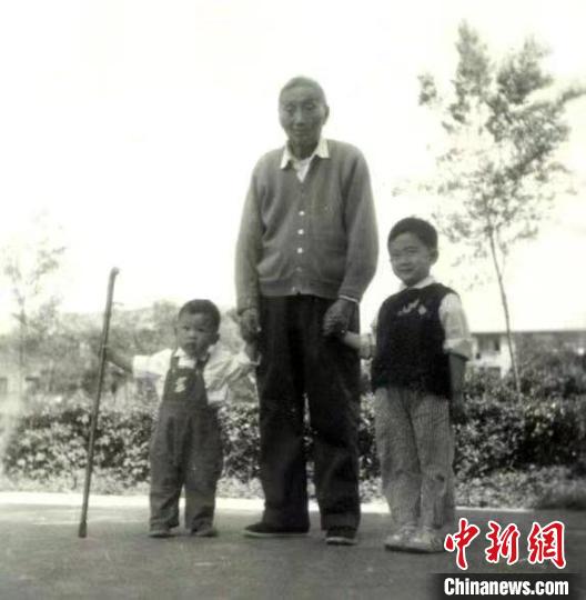 陳望道與幼年的陳曉帆(左)、陳曉帆的哥哥一起合影。　陳曉帆供圖