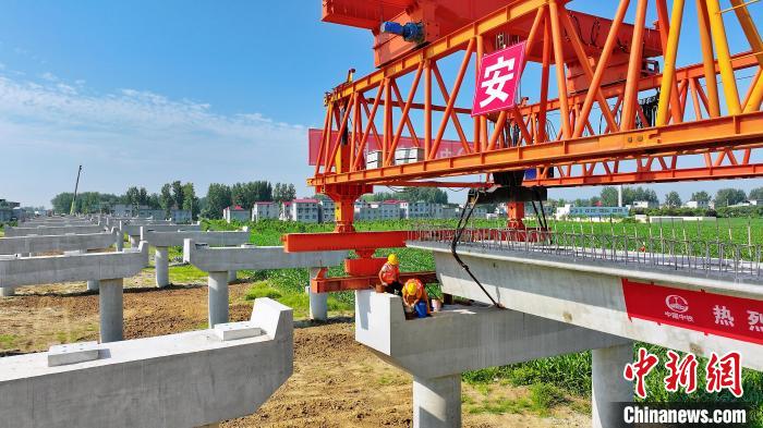 長(zhǎng)25米重80噸的箱梁平穩(wěn)、精準(zhǔn)地落在S314分離式立交橋25號(hào)和26號(hào)墩上。　劉玉才 攝