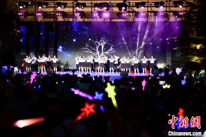 合唱表演《夜空中最亮的星》。　王東明 攝