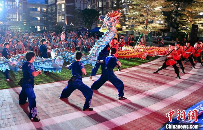 兩岸青少年同臺呈現(xiàn)龍獅表演?！⊥鯑|明 攝