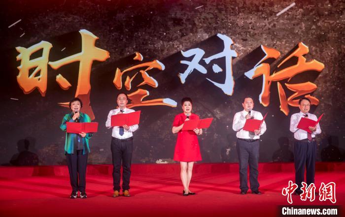 陶侃與陳望道之孫陳曉帆、顏福慶之孫顏志淵、榮毅仁侄女榮智豐深情朗誦《與統(tǒng)戰(zhàn)先輩的時(shí)空對(duì)話》?！堦?攝