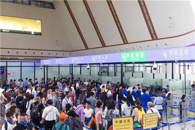 7月22日，乘坐中老鐵路國際旅客列車的旅客在磨憨邊檢大廳排隊候檢。衛(wèi)海林 攝
