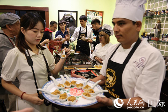 7月19日，參加美食活動(dòng)的多國代表品嘗泰式傳統(tǒng)美食。人民網(wǎng)記者 張矜若攝