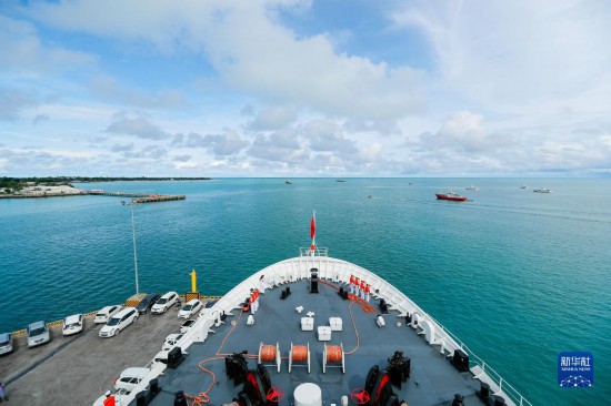 7月22日，中國海軍“和平方舟”號醫(yī)院船駛離基里巴斯首都塔拉瓦。當?shù)貢r間22日上午10時，執(zhí)行“和諧使命-2023”任務的中國海軍“和平方舟”號醫(yī)院船圓滿結(jié)束對基里巴斯的首次訪問，駛離基里巴斯首都塔拉瓦，前往本次任務的第二站湯加努庫阿洛法港。新華社發(fā)（黎宇 攝）