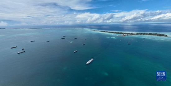7月22日，中國海軍“和平方舟”號醫(yī)院船結(jié)束基里巴斯訪問，駛離塔拉瓦港。新華社發(fā)（桂江波 攝）