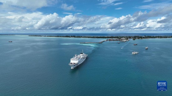 7月22日，中國海軍“和平方舟”號醫(yī)院船結(jié)束基里巴斯訪問，駛離塔拉瓦港。新華社發(fā)（桂江波 攝）