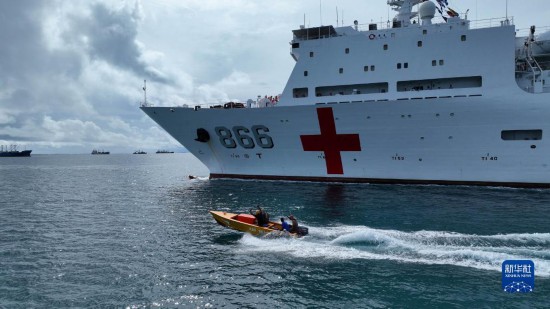 7月22日，中國海軍“和平方舟”號醫(yī)院船駛離塔拉瓦港途中，基里巴斯當?shù)孛癖婑{船揮手告別。新華社發(fā)（桂江波 攝）