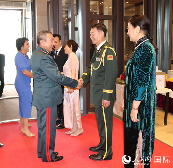 國(guó)防武官胡德君大校迎接賓客。人民網(wǎng)記者李強(qiáng)攝