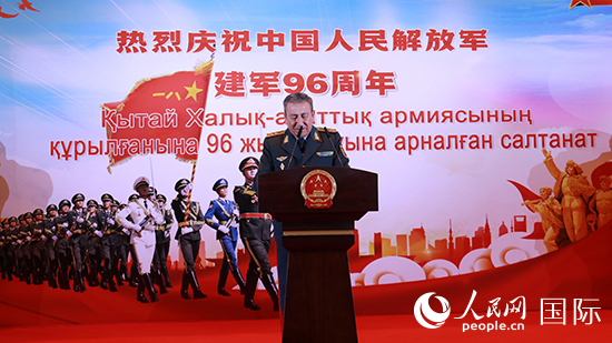 哈國(guó)防部副部長(zhǎng)卡馬列特季諾夫中將發(fā)表致辭。人民網(wǎng)記者 李強(qiáng)攝