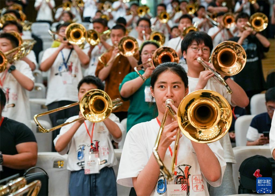 8月1日，在第九屆中國國際低音銅管藝術(shù)節(jié)的一場公益大師課上，低音銅管樂器愛好者在練習(xí)長號。新華社記者 劉潺 攝