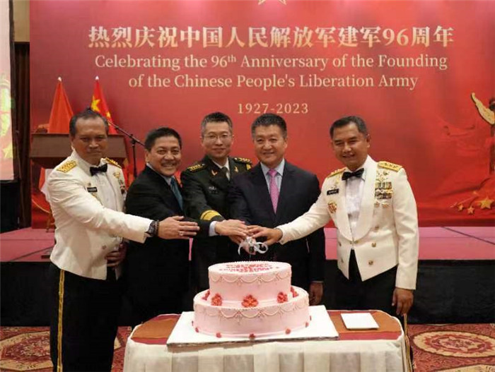 圖為陸慷大使與印尼貴賓共切生日蛋糕。中國駐印度尼西亞使館供圖