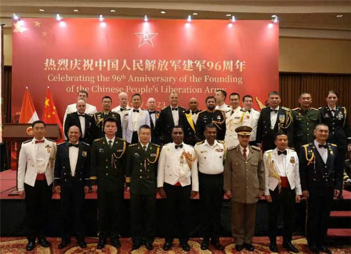 圖為徐勝武官與參加招待會的各國武官、武官處代表合影。中國駐印度尼西亞使館供圖
