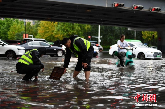 7月30日，河北省持續(xù)發(fā)布暴雨紅色預警信號。受今年第5號臺風“杜蘇芮”殘余環(huán)流影響，7月28日以來，地處華北地區(qū)的河北省大部出現(xiàn)降雨。30日17時，該省氣象臺發(fā)布當日第三次暴雨紅色預警信號。石家莊市城區(qū)不少區(qū)域積水嚴重，城管、環(huán)衛(wèi)、園林、市政等部門緊急出動，聯(lián)合疏堵保暢，筑牢防汛安全屏障。圖為石家莊裕華區(qū)城管局防汛隊員對沿街收水井進行雜物清理，以保證排水暢通。翟羽佳 攝