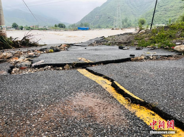受臺風“杜蘇芮”影響，7月29日至8月1日，河北省淶水縣普降暴雨，持續(xù)強降雨和強風天氣引發(fā)洪水險情。連日來，當?shù)亟M織數(shù)千人搶險救援隊伍，集中力量加快排水、清理路面、救援拋錨車輛、搶修倒伏電線桿等工作。8月1日，方便面、飲用水、火腿腸、面包等首批調撥救災物資送抵救災一線，并于當天發(fā)放到受災群眾手中。目前，淶水縣受損交通、電力、通信等基礎設施正在加緊搶修，山區(qū)受困人員已分批轉移，各項搶險救災工作正在有序進行中。圖為淶水縣婁村鎮(zhèn)南安莊村被洪水沖毀的路面。(文/呂子豪 楊猛)李金璐 攝