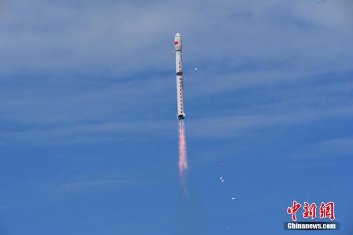 8月3日11時47分，中國在酒泉衛(wèi)星發(fā)射中心用長征四號丙遙四十四運(yùn)載火箭，成功發(fā)射風(fēng)云三號06星，衛(wèi)星順利進(jìn)入預(yù)定軌道，任務(wù)取得圓滿成功。該衛(wèi)星將接替在軌超期服役的風(fēng)云三號C星，探測數(shù)據(jù)主要用于天氣預(yù)報、大氣化學(xué)和氣候變化監(jiān)測業(yè)務(wù)及研究。汪江波 攝