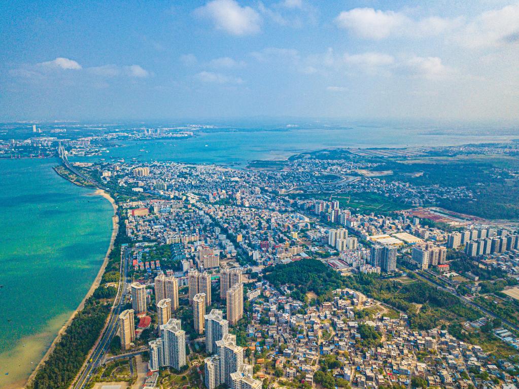 這是海南自貿(mào)港重點(diǎn)園區(qū)——洋浦經(jīng)濟(jì)開發(fā)區(qū)所在的環(huán)新英灣地區(qū)（無(wú)人機(jī)照片，2023年2月26日攝）。新華社記者 蒲曉旭 攝