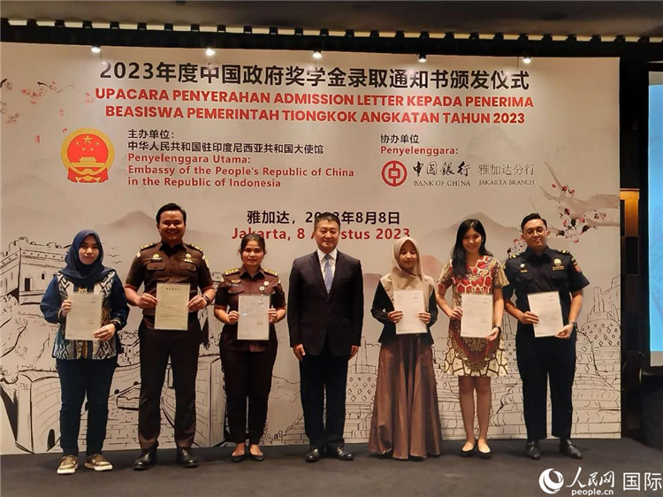 陸慷大使與獲得中國政府獎學金的印尼學子合影。 人民網(wǎng)記者 李培松攝