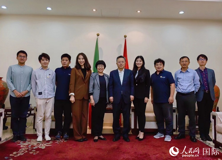 趙志遠大使（右五）、使館工作人員與人民網(wǎng)記者合影。