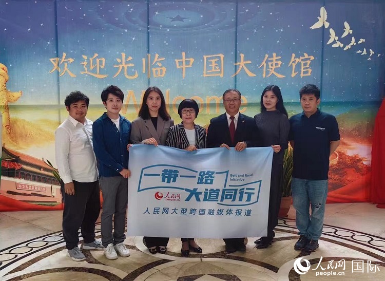 崔建春大使（右三）與人民網(wǎng)記者合影。