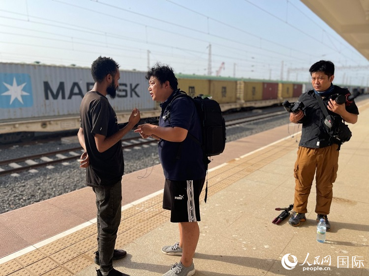 亞吉鐵路吉布提線工作人員介紹列車運營情況。人民網(wǎng)記者 趙艷紅攝