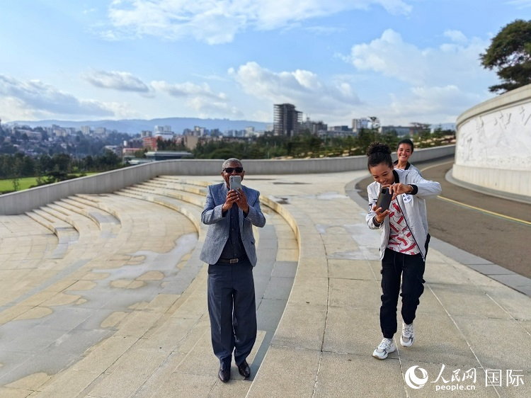 亞的斯亞貝巴友誼廣場的游客與人民網(wǎng)記者互動。人民網(wǎng)記者 陳星星攝