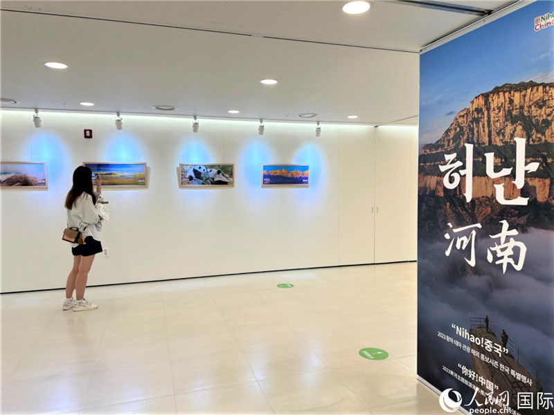 2.民眾參觀“看九曲黃河 聽華夏故事”主題展。人民網(wǎng)記者 馬菲攝