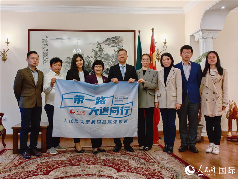胡長(zhǎng)春大使、駐非盟使團(tuán)工作人員與人民網(wǎng)記者合影。