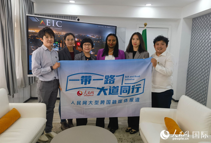 萊利斯（右三）、埃塞投資委中國投資顧問萬巧云（左二）與人民網(wǎng)記者合影。