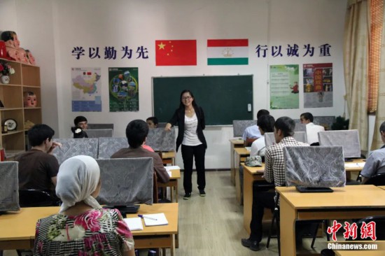2014年，塔吉克斯坦國立民族大學的孔子學院內(nèi)，教師正在為塔吉克斯坦學生授課。田冰 攝