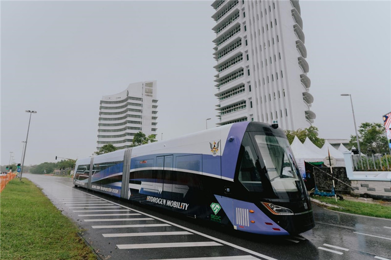 9月6日下午，由中車株洲所自主研發(fā)制造的全球首輛氫能源智軌電車正式亮相馬來西亞砂拉越州古晉市。中車株洲所供圖