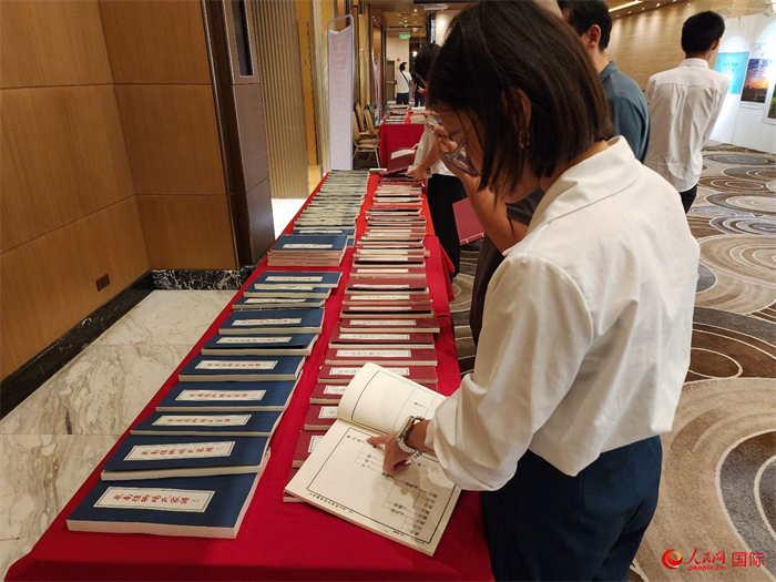 現(xiàn)場嘉賓參觀“根脈尋蹤”泉州百個家族移民菲律賓族譜展。人民網(wǎng)記者 樊帆攝
