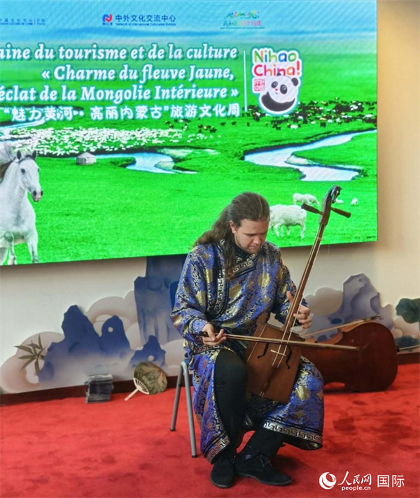 法國音樂家馬修·勒庫演奏馬頭琴。人民網(wǎng)記者 尚凱元攝