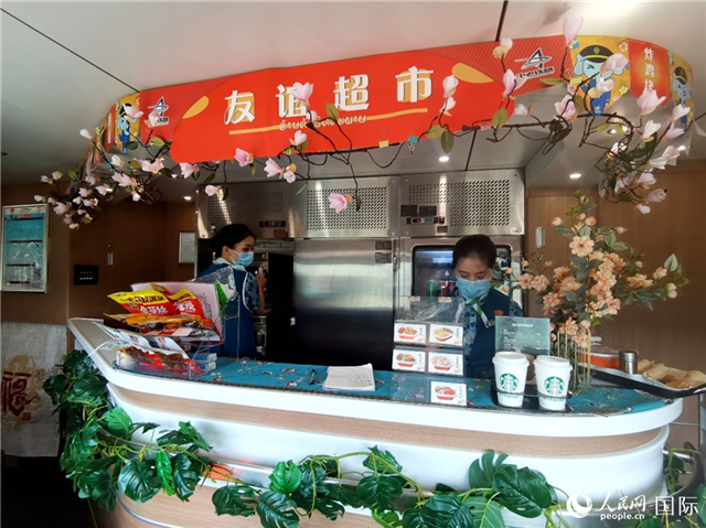 中老鐵路國(guó)際旅客列車?yán)锏摹坝颜x超市”。人民網(wǎng) 杜明明攝