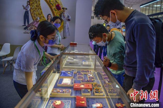 資料圖：民眾選購(gòu)金飾品。駱云飛 攝