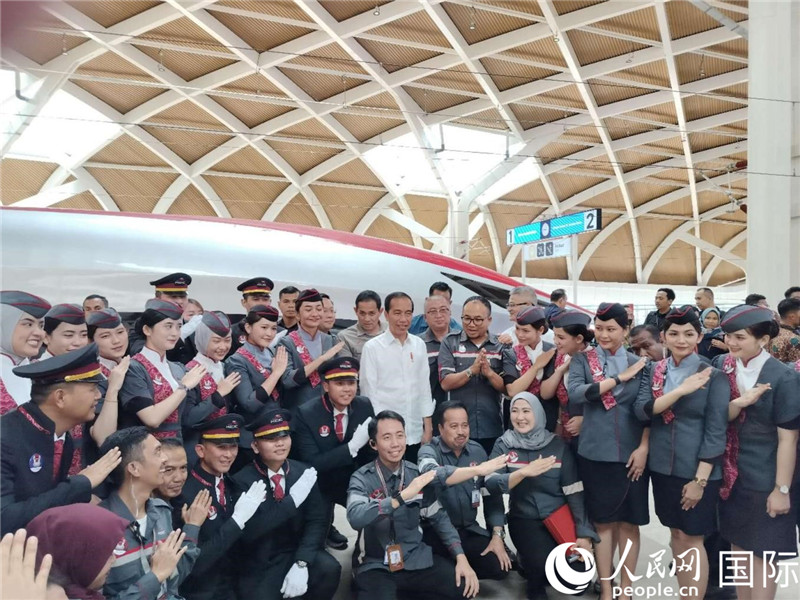 印尼總統(tǒng)佐科與雅萬(wàn)高鐵乘務(wù)員及中印尼嘉賓合影。人民網(wǎng)記者 李培松攝
