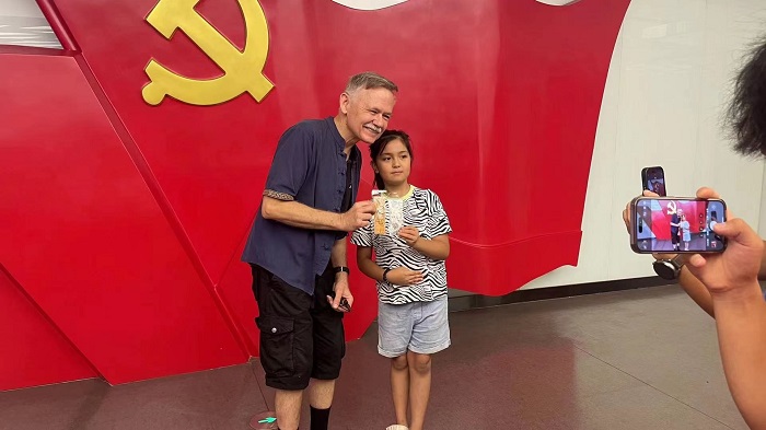 潘維廉和志愿講解員紀(jì)念合影。主辦方供圖