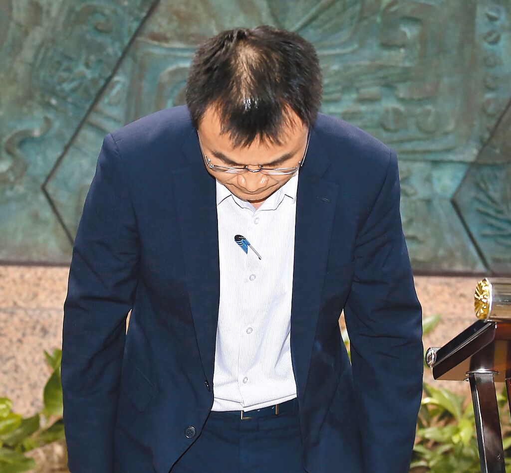 臺農(nóng)業(yè)部門負(fù)責(zé)人陳吉仲19日傍晚舉行記者會(huì)說明項(xiàng)目進(jìn)口雞蛋議題，當(dāng)日晚間8點(diǎn)在臉書上宣布辭職。 圖片來源：臺灣“中時(shí)新聞網(wǎng)”