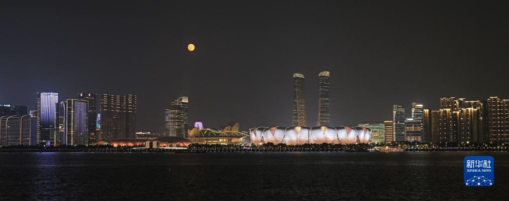 這是9月29日在杭州拍攝的杭州奧體中心體育場和滿月。新華社發(fā)（李忠攝）