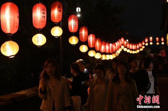 圖為游客夜游山城巷感受山城獨(dú)特魅力。<a target='_blank' href='/' ><p  align=