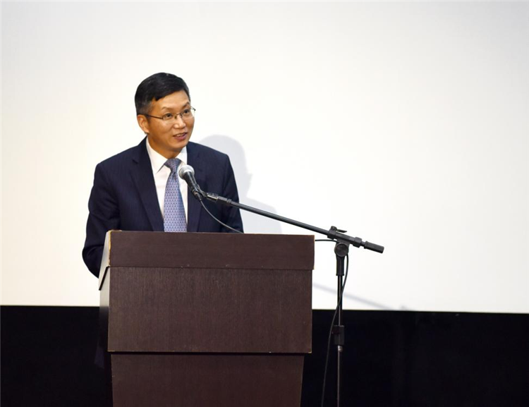 中國駐圣保羅總領(lǐng)事余鵬在開幕活動中致辭。 圣保羅州立大學(xué)孔子學(xué)院供圖