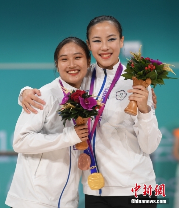 10月7日，杭州第19屆亞運(yùn)會(huì)輪滑項(xiàng)目女子花樣輪滑單人滑長(zhǎng)節(jié)目決賽在錢塘輪滑中心舉行。結(jié)合短節(jié)目決賽成績(jī)，中國(guó)臺(tái)北選手洪筱晴(左)以94.38分的總成績(jī)奪得女子花樣輪滑單人滑冠軍，中國(guó)臺(tái)北選手張致如(右)獲得季軍。<a target='_blank' href='/'><p  align=