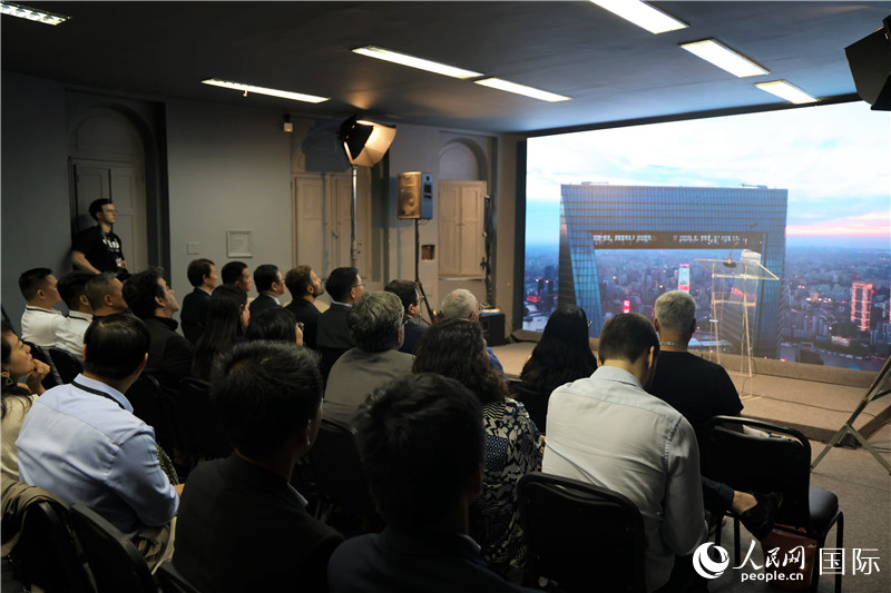 與會嘉賓在現(xiàn)場觀看“中國影視作品展播季”活動宣傳片。人民網(wǎng)記者 時元皓攝