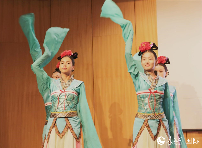 兩國(guó)文化志愿者共同表演中國(guó)傳統(tǒng)舞蹈。人民網(wǎng)記者 陳海琪攝