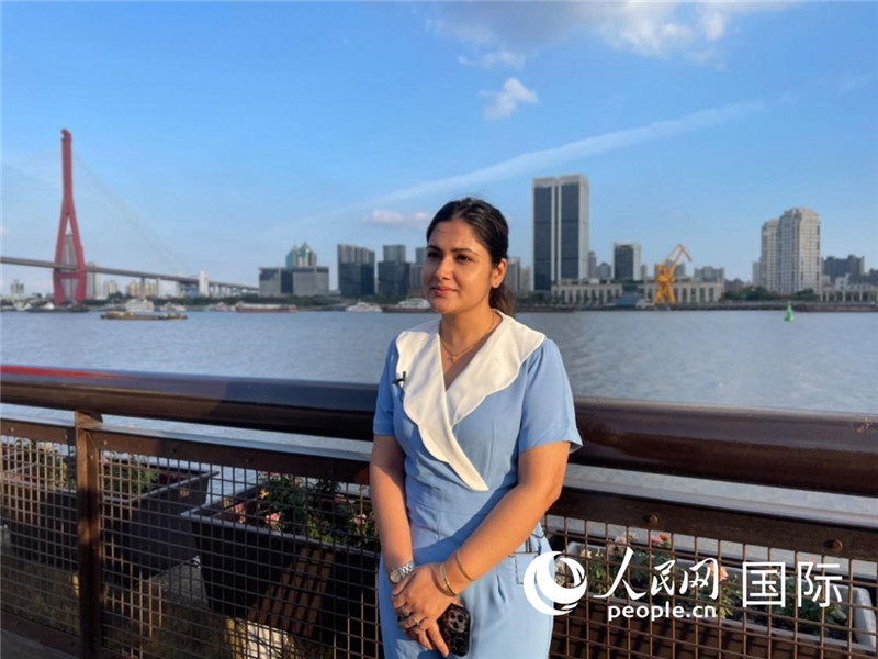 孟加拉國(guó)Channel24電視頻道主持人伊斯拉特·阿敏在上海市楊浦濱江接受采訪。 人民網(wǎng)記者 張榮攝